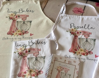 Conjunto personalizado rosa para confeitaria com batedeira, livro de receitas, avental e pano de prato para waffles.