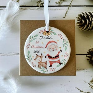 Personalisierte erste Weihnachtskugel, Weihnachtsmann-Rentier-Keramikfigur, Baumschmuck für Neugeborene