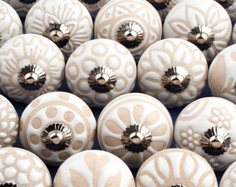 Biała ceramiczna gałka z kwiatowym wzorem: wytłoczony wzór kwiatowy, srebrny akcent, tradycyjny design (zestaw 1 gałki)