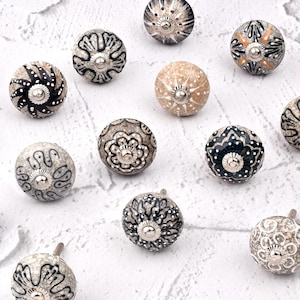 Handgeschilderde keramische kastknop: zwart, wit, bruin en blauw (set van 1 knop)