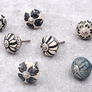 Boutons en céramique bleue peints à la main : quincaillerie pour armoires de cuisine vintage (lot de 1 bouton)