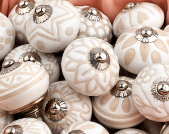 Białe ceramiczne gałki o teksturowanym kształcie, okrągłe, do szafek i szuflad (zestaw 1 gałki)