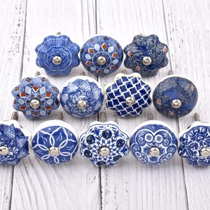 Boutons en céramique peints à la main, motifs assortis bleus et blancs (lot de 1 bouton)