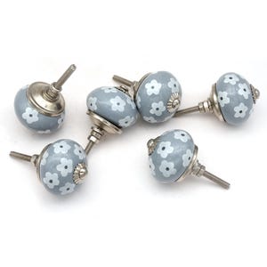 Handmålade grå blommiga keramiska knoppar, skåpdörrhandtag (set med 1 knopp)