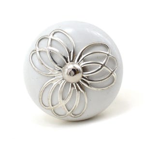 ¡Tiradores de perillas pequeñas, tiradores de perillas estilo shabby chic para tocador, tiradores de cajones, tiradores de gabinete de plata antigua, blanco y dorado! ¡Tiradores de cajón de tocador con flores de plata brillante!