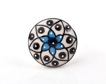 Pomello in ceramica blu e nero con mandala floreale, realizzato a mano - Maniglia decorativa unica dipinta a mano per mobili (set da 1 pomello)