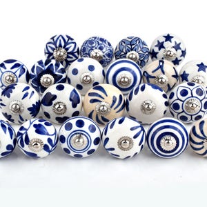 Peut inclure: Un ensemble de 18 boutons de porte en céramique avec des motifs floraux bleus et blancs. Les boutons ont une finition argentée et sont parfaits pour ajouter une touche d'élégance à n'importe quelle pièce.