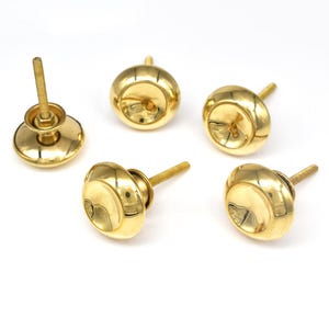 Op de afbeelding: Vijf glanzende, goudkleurige kastknoppen. Elke knop heeft een afgeronde, koepelvormige vorm met een schroefdraad voor bevestiging. De knoppen zijn geplaatst tegen een witte achtergrond, waardoor hun reflecterende oppervlakken worden benadrukt.