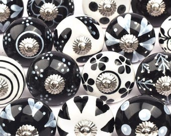 Ręcznie malowane ceramiczne gałki – czarno-białe, dekoracyjne uchwyty do szuflad komody (zestaw 1 gałki)