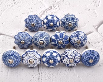 Niebieskie ceramiczne gałki: ręcznie malowane uchwyty do szuflad w stylu mandali z muszelkami (zestaw 1 gałki)