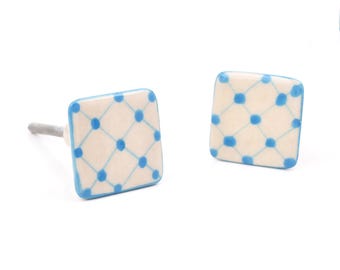 Kwadratowa, biało-niebieska, ceramiczna gałka z kratką w kropki – dekoracyjny uchwyt do szuflady o geometrycznym wzorze (zestaw 1 gałki)