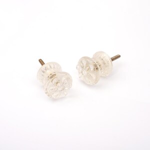 Tirador con diseño floral, herrajes de cristal blanco, detalle decorativo para cómoda vintage.