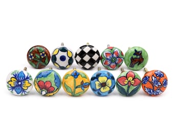 Pomelli colorati, decorazioni floreali e animali in ceramica, accessori rotondi per cassettiere.