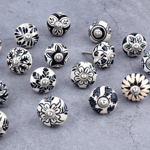 Floral geätzter Keramikknopf - Schwarzer und Weißer Schubladenknauf (1er Set)