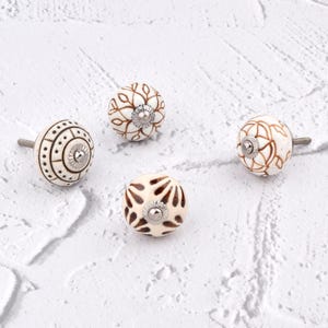 Verschiedene Keramikschränke, braun und cremefarben, handbemalt (1er Set)