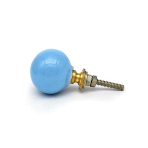 Puede incluir: Pomo de armario esférico azul claro con herrajes de latón y perno roscado. El pomo es una esfera lisa, ideal para añadir un toque de color a los muebles. Los herrajes incluyen una base de latón, arandelas y una tuerca.
