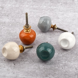 Pomelli in ceramica dipinti a mano: tavolozza di colori curata, base in legno, diametro 1,5 pollici (set di 1 pomello)