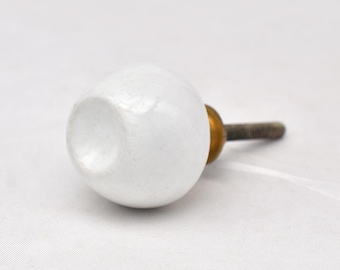 Biała ceramiczna gałka meblowa z mosiężną podstawą i gwintowaną śrubą (zestaw 1 gałki)