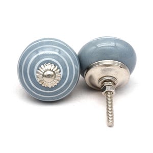 Keramisk knopp gråvit rund: Handmålad linjemönster lådhandtag 3,8 cm (set med 1 knopp)