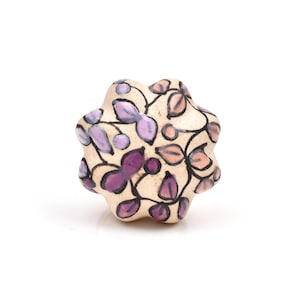 Tirador decorativo de cerámica para armario – Diseño floral morado pintado a mano sobre base color crema (Juego de 1)