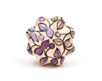 Pomello decorativo in ceramica per mobili – Motivo floreale viola dipinto a mano su base color crema (set da 1)