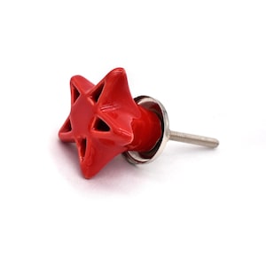 以下が含まれることがあります： 銀色の金属製のベースとネジが付いた、赤いセラミック製の星型のキャビネットノブです。