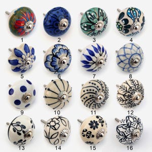 Peut inclure: Ensemble de 16 boutons de porte en céramique avec différents motifs floraux bleus et blancs. Les boutons ont une vis en métal argenté et sont parfaits pour ajouter une touche de charme vintage à n'importe quelle maison.
