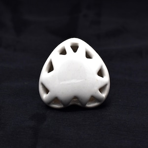 Può includere: Portacandele in ceramica bianca a forma di cuore con un design a taglio.