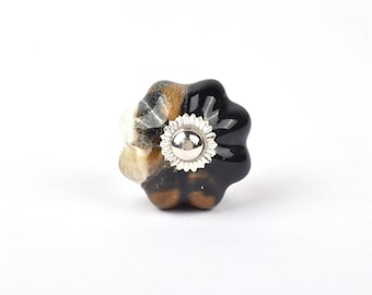 Głęboki bursztynowy kolor, czerń i brąz, uchwyty do szuflad Hafa Retro do mebli restauracyjnych, boho, mahoniowe, wymienne szuflady z drewna.