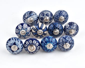 Blå & vita keramiska knoppar, handmålade skåpbeslag (set med 1 knopp)