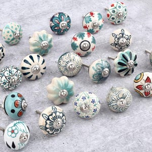 Bouton de meuble en céramique peint à la main : motif floral blanc (lot de 1 bouton)