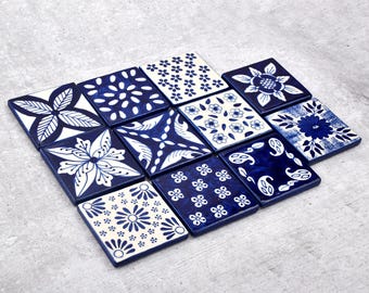 Ceramiczna podstawka z ręcznie malowanymi niebieskimi i białymi kwiatami, elegancka dekoracja stołu, modny dodatek do domu (zestaw 1 gałki)