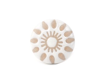 Handgemaakte sunburst gegraveerde keramische knop - unieke kastgreep met witte en beige textuur (set van 1)