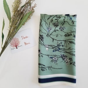 Foulard carré en soie 53 cm vert à fleurs, écharpe pour femme, écharpe tendance, bandana, bandeau, chouchou, accessoire de sac, fleurs de Virginie image 6