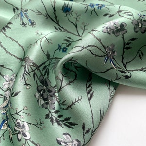 Foulard carré en soie 53 cm vert à fleurs, écharpe pour femme, écharpe tendance, bandana, bandeau, chouchou, accessoire de sac, fleurs de Virginie image 3