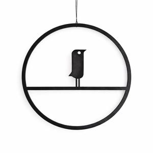 Könnte beinhalten: Schwarze Metall-Wanddekoration mit einer Vogelsilhouette auf einer Linie innerhalb eines kreisförmigen Rahmens. Der Vogel hat ein minimalistisches Design. Das Kunstwerk wird von einer dünnen schwarzen Schnur gehalten.