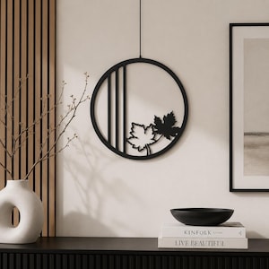Moderner Fensterkranz mit Ahornblättern – Minimalistische Herbstdeko im Skandi-Stil