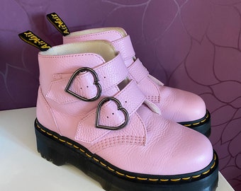 新品-Dr. martens×LAZY OAF コラボ-PINK-当日発送-レア Lazy Oaf x Dr. Martens Boots & Vegan Sandals | Hypebae