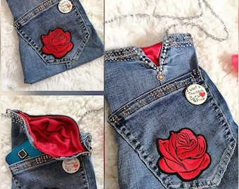 Sac à bandoulière en denim pochette fait à la main avec patch rose / recyclage créatif / cousu à la main / épingle / strass / poche / satin rouge / idée cadeau / chaîne