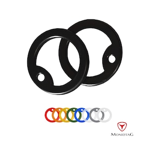 Pode incluir: Dois chaveiros de metal preto com um pequeno furo em cada anel. Os anéis estão empilhados um em cima do outro. Abaixo dos anéis, há oito chaveiros menores em diferentes cores: vermelho, laranja, amarelo, verde, azul, roxo, cinza e branco.