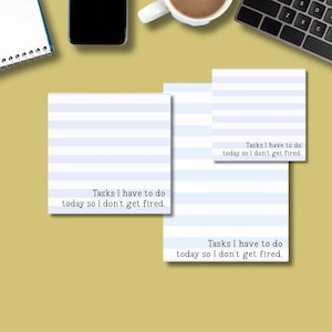 Può includere: Un set di tre blocchi per appunti quadrati con strisce orizzontali blu chiaro e bianche. Ogni blocco per appunti riporta la scritta "Tasks I have to do today so I don't get fired". I blocchi sono su una superficie gialla.