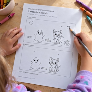 Könnte beinhalten: Ein weißes Arbeitsblatt aus Papier mit dem Titel Halloween Spot the Difference 1. Moonlight friends. Es enthält zwei rechteckige Kästchen mit schwarz-weißen Strichzeichnungen eines Geistes, einer Katze, eines Kürbisses und eines Bonbons.