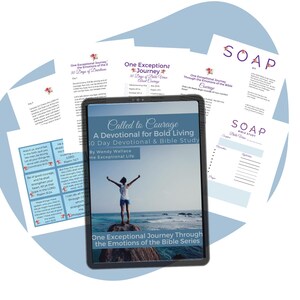 Może przedstawiać: Tablet z okładką książki dewocyjnej zatytułowanej "Called to Courage" z podtytułem "A Devotional for Bold Living". Wokół tabletu znajdują się wydrukowane strony z tekstem i kwiatowymi akcentami, w tym "SOAP" i "One Exceptional Journey".