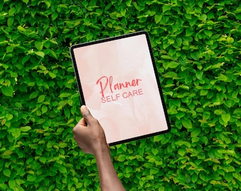 Könnte beinhalten: Ein digitales Tablet mit einem blassrosa Aquarellhintergrund und dem Text Planner SELF CARE in einer dunkelrosa Schreibschrift und serifenlosen Schriftart. Der Bildschirm zeigt ein klares Layout mit einer weichen Ästhetik.