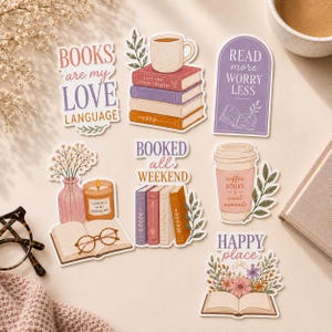 Puede incluir: Una colección de siete pegatinas troqueladas con ilustraciones temáticas de libros. Los diseños incluyen pilas de libros, una taza de café, una vela, flores y textos como 'BOOKS are my LOVE LANGUAGE', 'READ more WORRY LESS', 'BOOKED all WEEKEND' y 'HAPPY place'.