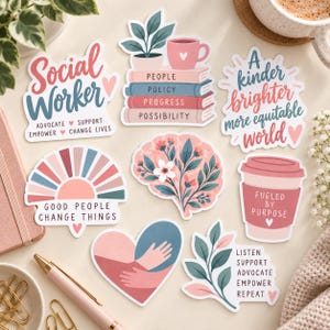 Puede incluir: Una colección de ocho pegatinas de vinilo troqueladas con temas de trabajo social. Los diseños incluyen textos como Social Worker, A kinder brighter more equitable world, Fueled by purpose y Good people change things, junto con ilustraciones de libros, un cerebro con flores, un corazón con manos y follaje.