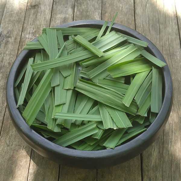 2 oz Fresh Cut Lemongrass Leaves, Lemon flavor, Sweet-smelling, Very aromatic Herb, Perfect for Tea, Cooking and Medicinal Purposes.