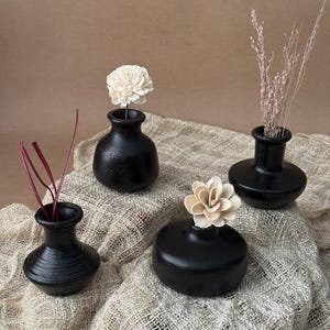 黒粘土製花瓶4個セット – 手作りの小型花瓶 – 素朴でミニマルな棚飾り – スカンジナビア風＆ボヘミアン風ホームアクセント