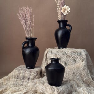 Vasi in ceramica nera – Vasi per fiori in terracotta realizzati a mano – Decorazioni per mensole in stile Wabi Sabi – Complementi d'arredo scandinavi e boho di TwoN8States