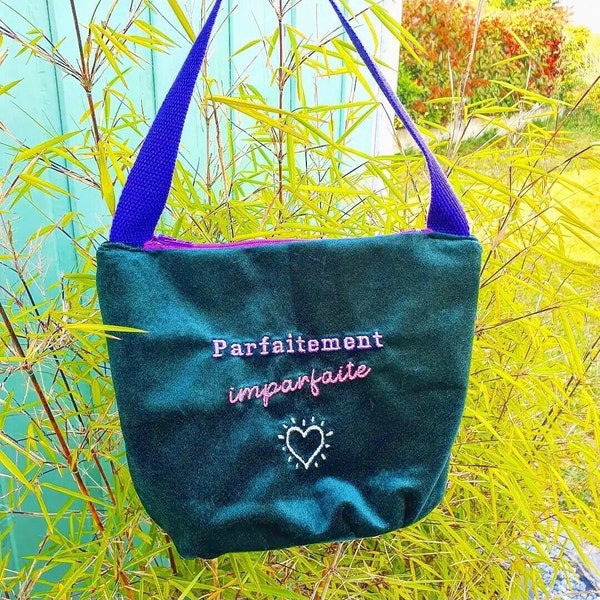 Trousse velours vert foncé,  brodé avec message humoristique "parfaitement imparfaite " et joli cœur.  Mini sac trousse , sangle violette